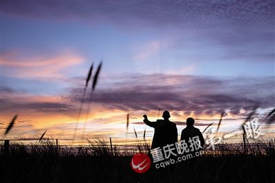 顾全平夫妇在欣赏澳大利亚夕阳