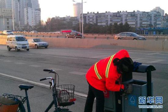 周桂华致富后闲不下来，仍然坚持扫大街，媒体报道此事后，她被网友称为“最富环卫工”。新华网 图