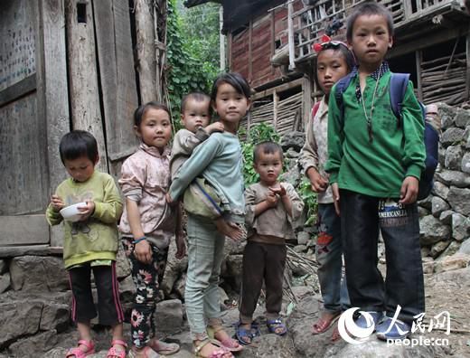 毕节4兄妹自杀村：43个留守儿童的妈妈“跑了”