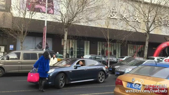 图为夫妻二人在街头吵架致交通瘫痪。