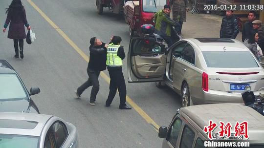 湖北一司机违停被查殴打交警 叫嚣“老子就是有钱”