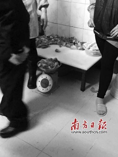 “黑作坊”内靠墙堆放的猪肉。