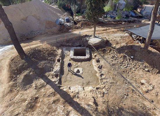 以色列文物管理局考古学家日前在耶路撒冷发现了一处1600年前的乡下庄园。网页截图