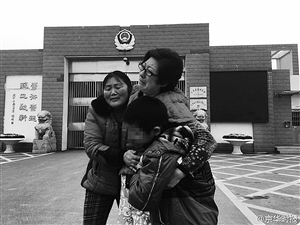 3人在监狱大门口哭成一团 本版图片均据《京华时报》
