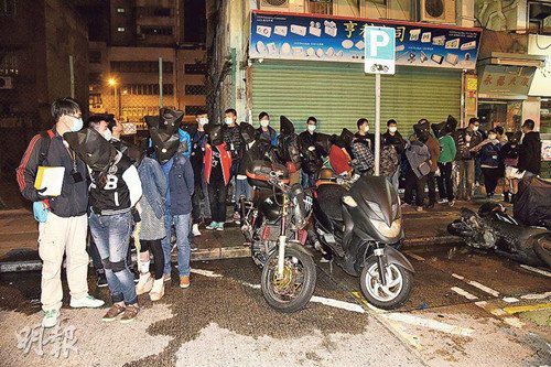 警方在旺角新填地街目标单位破获毒品饭堂，拘捕21名男女。图自香港《明报》