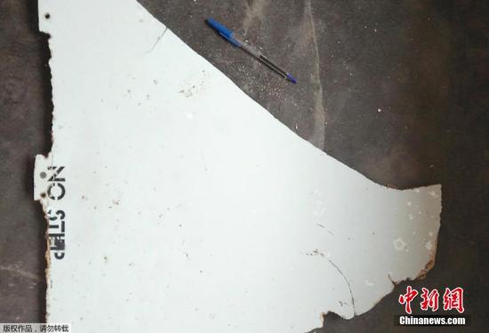 当地时间2016年3月3日，澳大利亚墨尔本，澳洲交通安全局发布照片显示在莫桑比克海滩搜到的飞机残骸。 据美国全国广播公司(NBC)2日报道，消息人士透露，在莫桑比克海峡的一个沙洲上发现了疑似波音777客机残骸的物体，调查人员正调查其是否来自马航MH370客机。