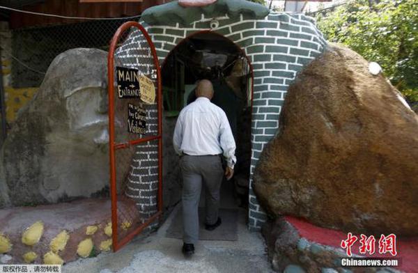 这个神秘的洞穴屋有好几个入口，分别通向不同的房间。