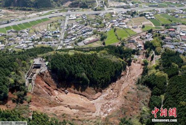 当地时间2016年4月16日，日本熊本县南阿苏村，日本熊本县熊本市发生7.1级地震，并引发泥石流。公路拦腰坍塌受损，交通受阻。