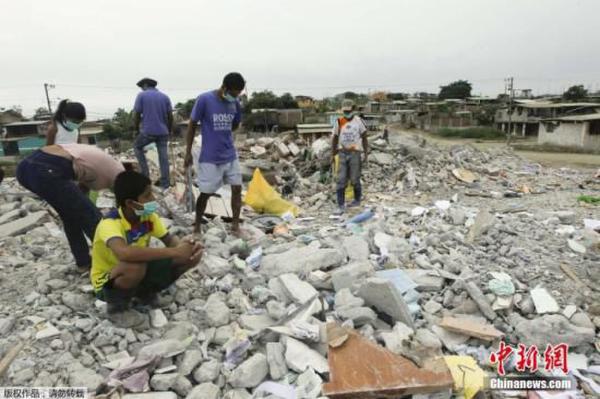 当地时间2016年4月21日，厄瓜多尔佩德纳莱斯，民众在地震造成的废墟上寻找可回收物品。
