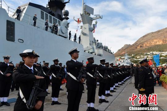 南非海军仪仗队欢迎中国海军护航编队到访。　张海龙 摄