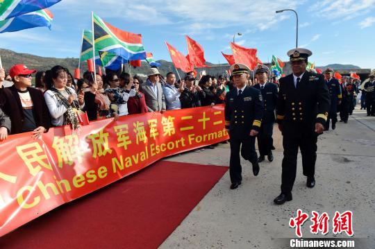中国海军第二十二批护编队指挥员陈强南少将到码头参加欢迎仪式。　张海龙 摄