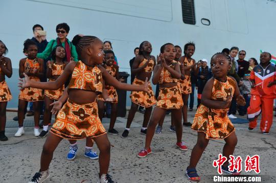 南非当地儿童跳舞热烈欢迎中国海军护航编队到访。　张海龙 摄