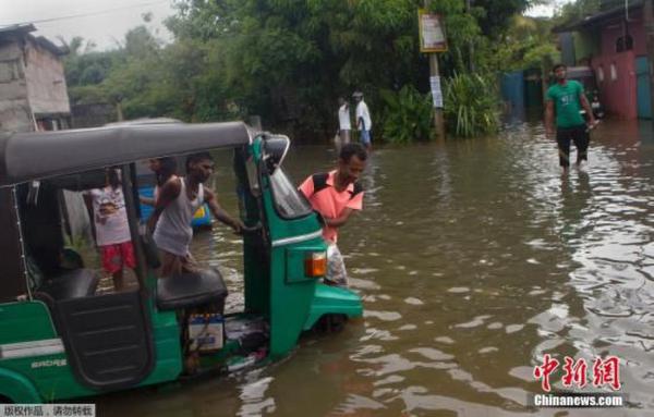 当地时间5月16日，斯里兰卡科伦坡遭遇暴雨引发洪水淹没街道，当地民众水中出行。