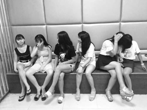 贵州15岁女孩辍学站街揽客 被抓摆