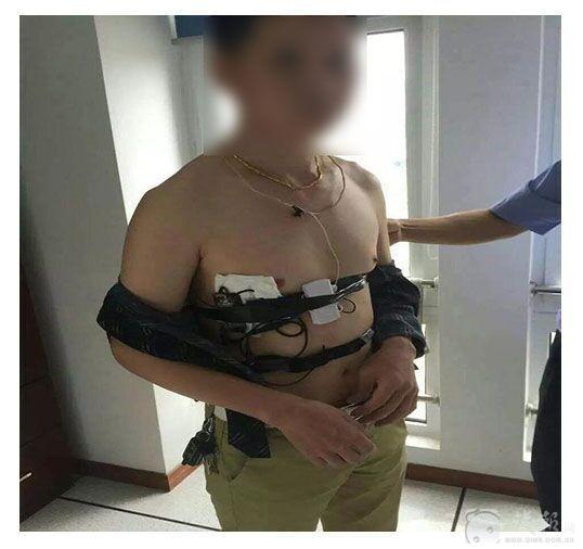 男子戴