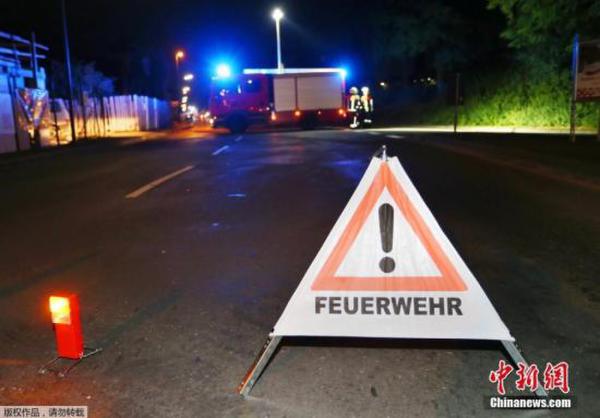 7月18日深夜，在德国南部巴伐利亚州的维尔茨堡市附近，一名男子在一列火车上持斧头砍伤21人。警方消息称，21人被砍伤，3人伤势较重危及生命。警方在对峙行动中出动直升飞机，已将该名阿富汗籍男子击毙。