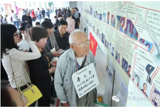 今年5月3日，江苏南京寻亲会，一位90多岁的宜兴老人在寻找1959年左右送走的儿子。