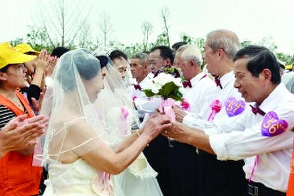99对老人举行集体金婚婚礼 提前度过浪漫重阳节