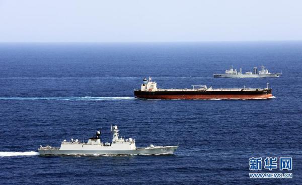 中国海军第十四批、十五批护航编队舰艇在亚丁湾海域为商船实施安全护送。（资料图）