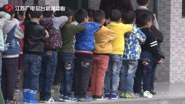 7岁男孩课间打闹 大腿被同学坐断