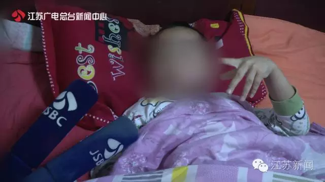 7岁男孩课间打闹 大腿被同学坐断