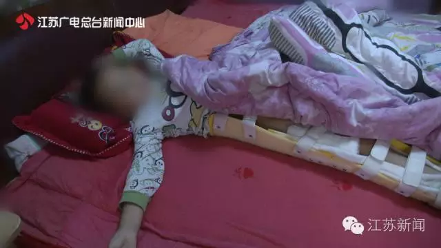7岁男孩课间打闹 大腿被同学坐断