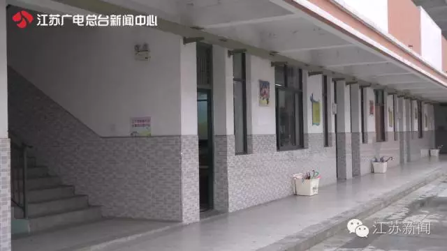 7岁男孩课间打闹 大腿被同学坐断