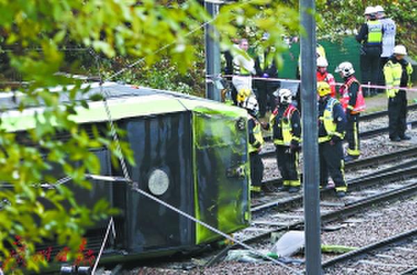 伦敦电车脱轨翻倒已致50多人死伤