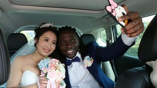 相恋6年！中国姑娘与非洲小伙结婚 曾遭家人反对