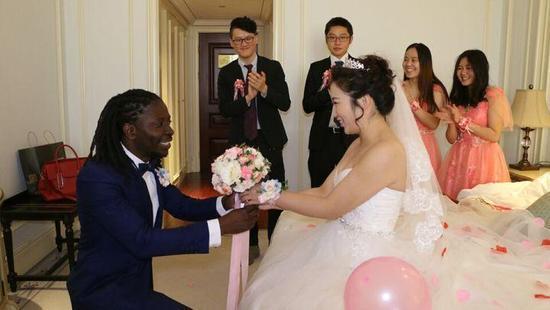 相恋6年！中国姑娘与非洲小伙结婚 曾遭家人反对