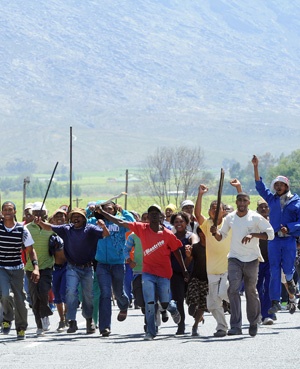 Farm workers during an earlier protest about working conditions in the Western Cape. (Netwerk24) 