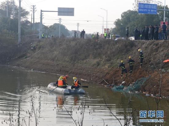 12月2日，救援人员在现场搜救。当日，记者从湖北省鄂州市委宣传部获悉，鄂州庙岭镇附近发生一起事故。一辆从鄂州开往武汉的车辆冲入路边积水湖中，初步了解客车上可能载有20人左右。目前，车辆已经被拖出水，鄂州市委宣传部介绍，已核实身份人员17人死亡。救援工作正在进行。新华社记者 肖艺九 摄 图片来源：新华网