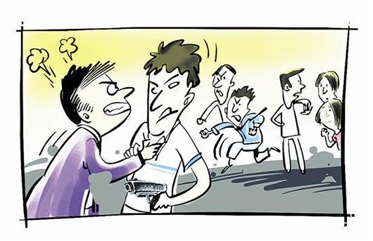两小伙为争女友持械斗殴 叫嚣：未成年人杀人无罪