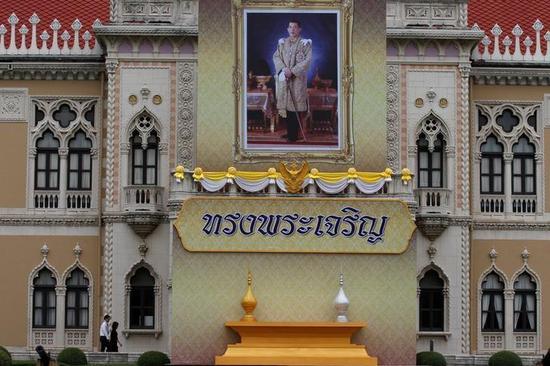 　12月1日，泰国哇集拉隆功王储完成即位仪式，正式成为新国王。（网页截图 ）