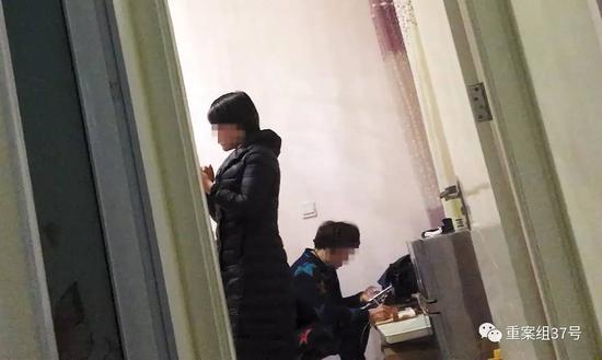 燕郊东方夏威夷南岸小区二期某居民楼内，传销人员正在通过电话联系认识的亲朋好友，每拉一人入局，传销组织进账49800元。    新京报记者大路摄