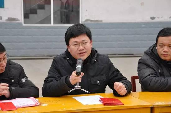 　　湖南省会同县第三中学校长黎菊发。近日会同县被曝发生“初中生卖淫案”，有三人辍学前曾在会同县第三中学就读。案发后，该校校长黎菊发提出辞职。图片来自网络。