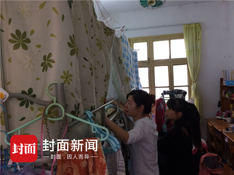 死者妈妈回看死者宿舍