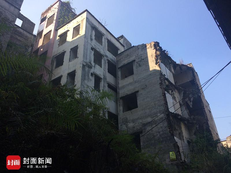  村内破败的房屋。