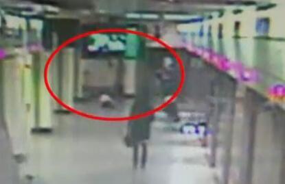 监控显示，“熊爸爸”乘地铁只顾玩手机 弄丢了3个娃。图片来自看看新闻网。