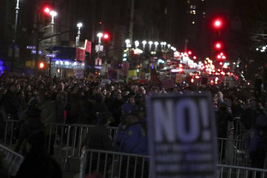 1月19日，在美国纽约曼哈顿，市民参加抗议活动。（新华社记者王迎摄）