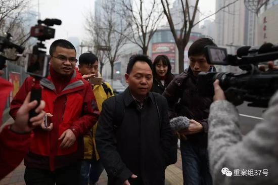 媒体采访律师徐昕。      新京报记者 侯少卿 摄
