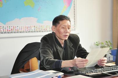 蔡永平重温央视春晚剧组的回信。（邱天 摄）