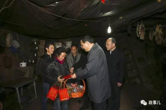 据现场图片显示，除了两盒巧家小碗红糖，李克强还送去了慰问金、一个礼篮，礼篮中有花生、瓜子、开心果、红枣以及印有“招财进宝”的巧克力。