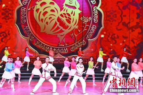 30日(正月初三)晚，中国第一套“戏曲广播体操”亮相2017春节戏曲晚会。央视戏曲频道供图