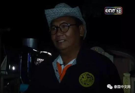 	放映员还表示：“每年在放电影前，必须先要和后代们一起祭祀一下现场的祖先，并且要很真诚的邀请他们来看电影......”