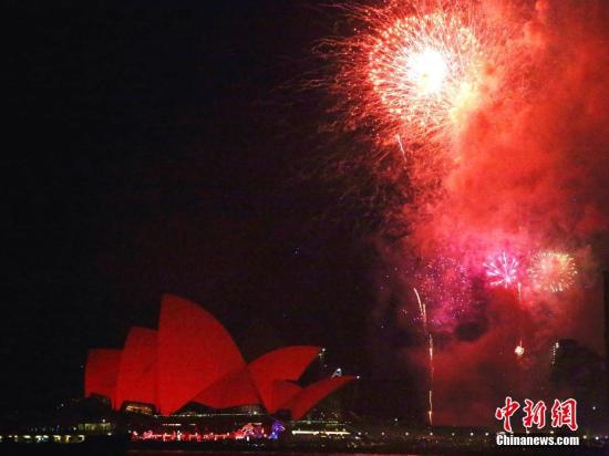 当地时间1月27日晚，悉尼10余位各界政要、侨领同时摁下按纽，悉尼歌剧院的白色外观刹那间变成耀眼的中国红，随后焰火腾空而起，引来现场数千名民众的一片喝彩。<a target='_blank' href='http://www.chinanews.com/' _fcksavedurl='http://www.chinanews.com/'>中新社</a>记者 赖海隆 摄