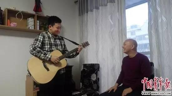 8年后，孙宝东终于出狱回家了，身高一米八五的儿子为父亲弹起新学的吉他。入狱前，儿子仅读小学二年级，现已升至高中二年级。他的记忆却一直停留在儿子8岁时的模样。何林璘/摄