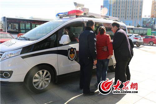 警车车站接回被拐女