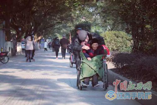 夏炳火推老伴在公园散心