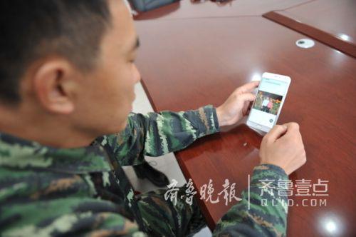 看着手机王立强讲述在索马里的故事